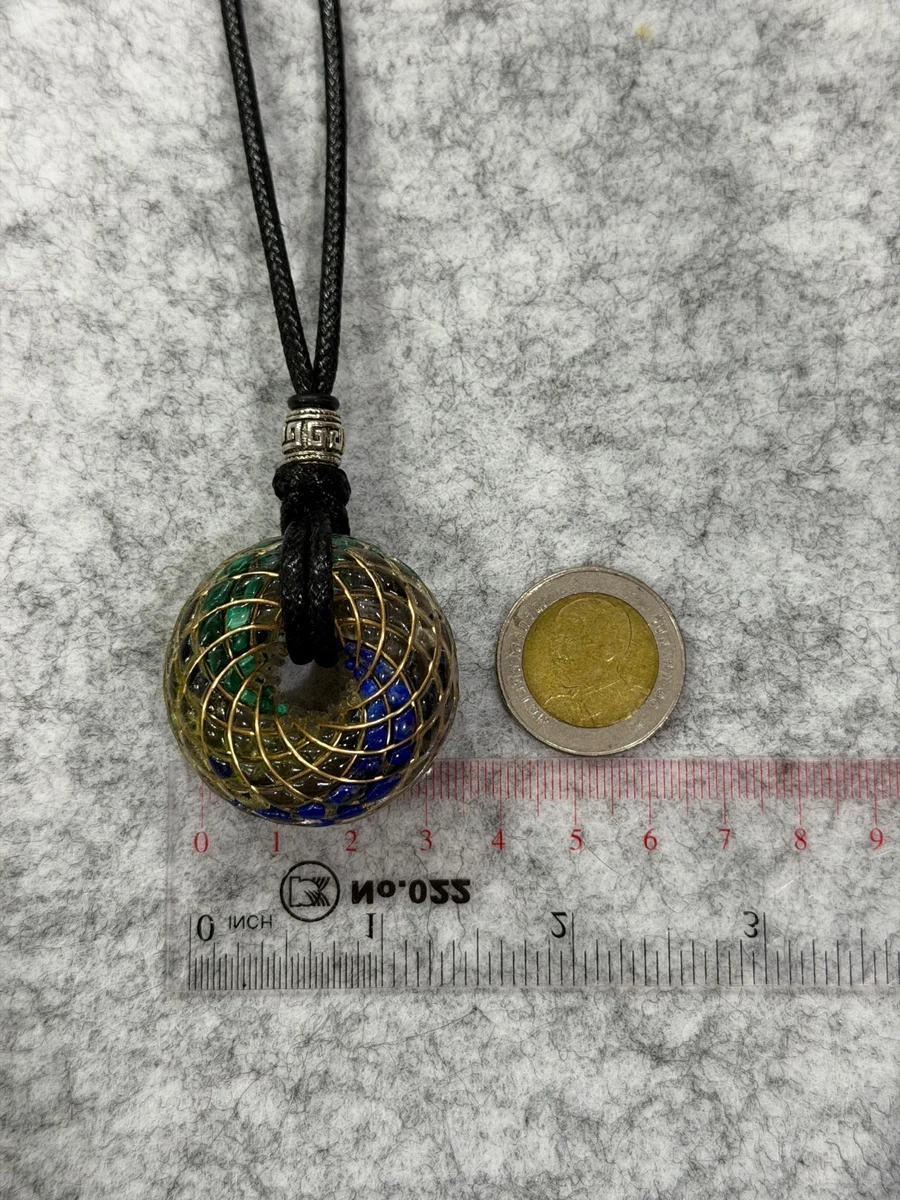 ภาพตัวอย่างขนาดจี้ DEVESSA Torus โทนเขียวและน้ำเงิน เทียบเหรียญ 10 บาทและไม้บรรทัด